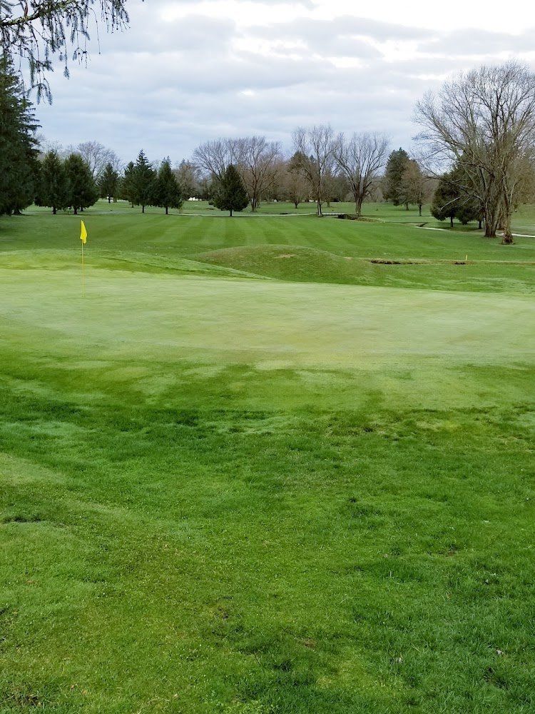 Sistersville Country Club golf course